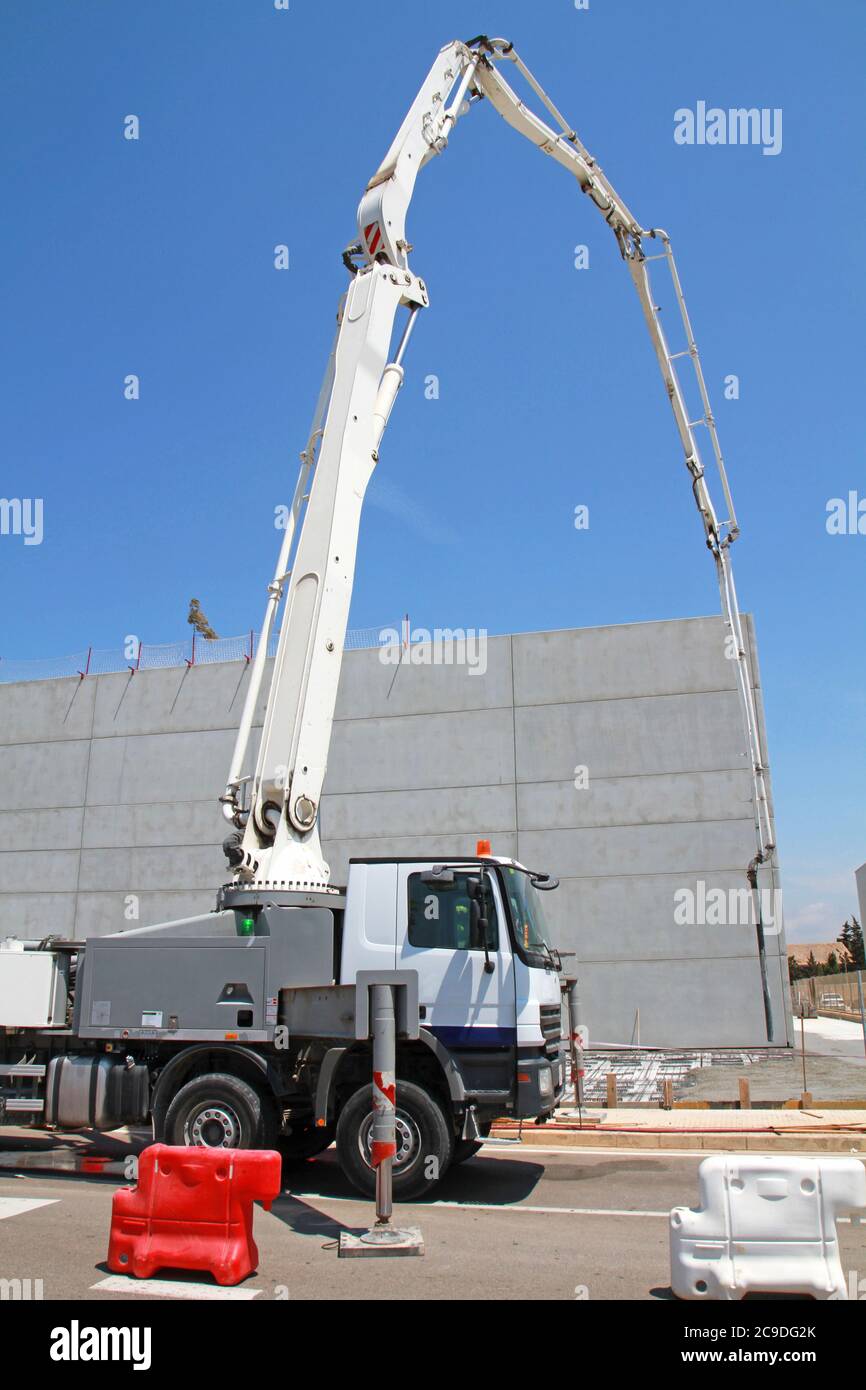 pompe à béton montée sur camion en action Banque D'Images