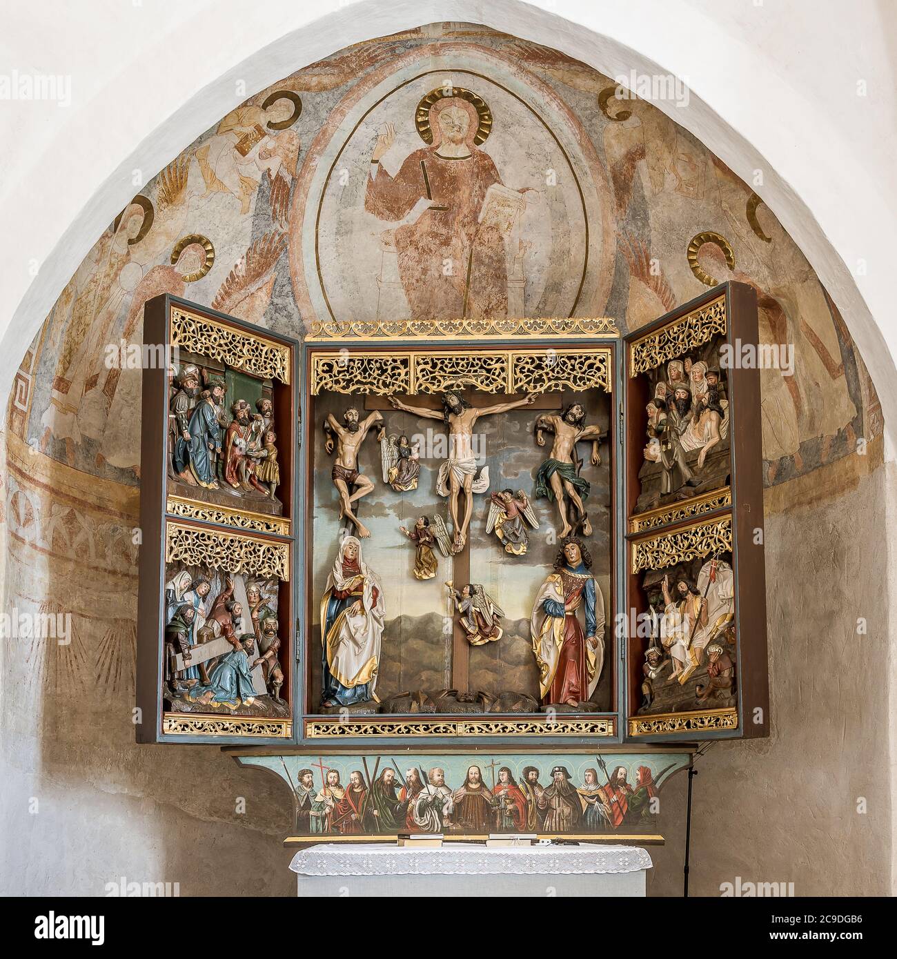 Triptyque du XVIe siècle de la crucifixion et des peintures murales romanes, Hagested, Danemark, 16 juillet 2020 Banque D'Images