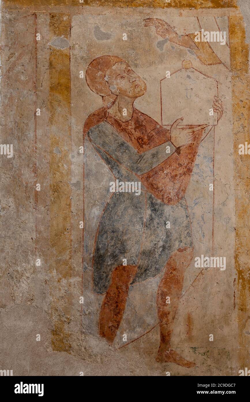 Donneur avec un modèle d'église, une peinture murale romane de 700 ans, Hagested, Danemark, 16 juillet 2020 Banque D'Images