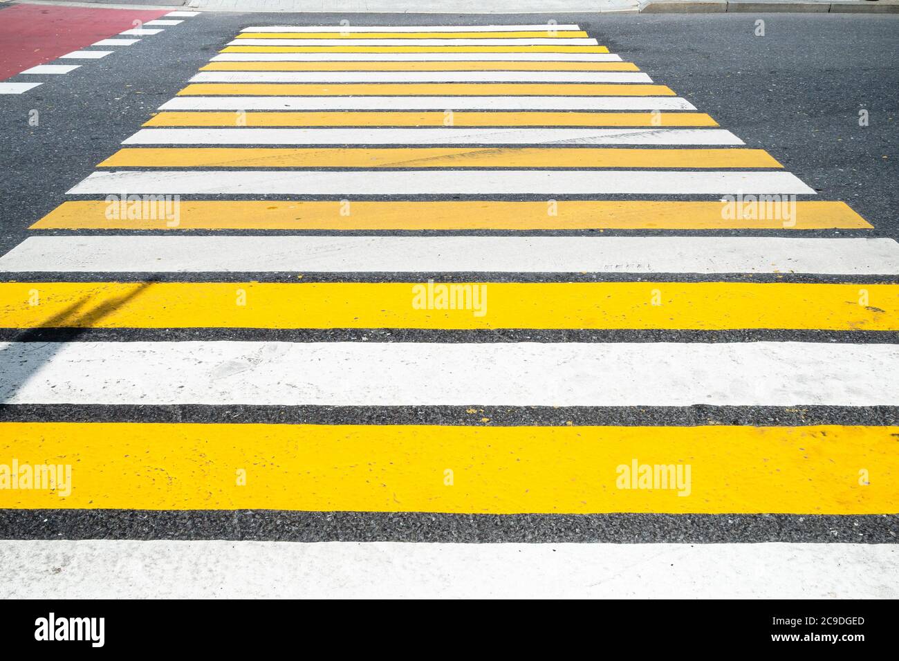Surface de la route urbaine avec passage piéton zébré jaune et blanc sur la place Nikitskiye Vorota dans la ville de Moscou Banque D'Images