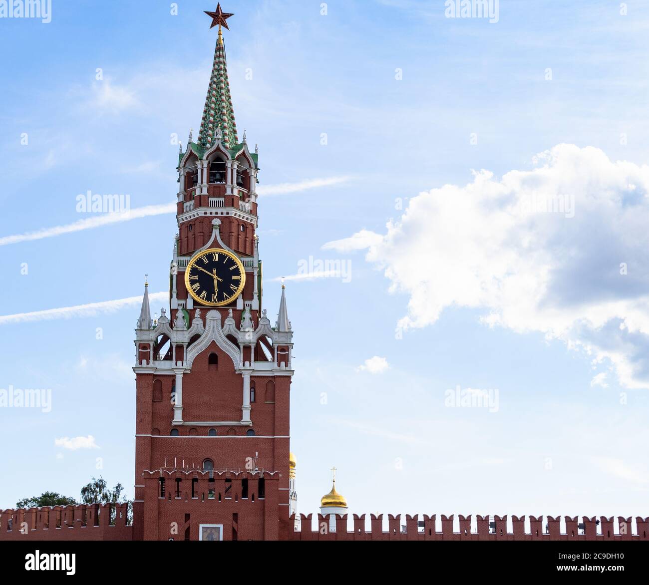 Vue sur la Tour Spasskaya du Kremlin depuis la place Rouge pendant la visite de la ville en bus d'excursion dans la ville de Moscou en été Banque D'Images