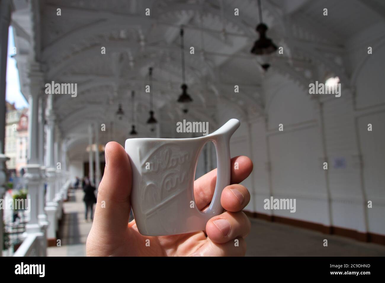 Tasse d'eau minérale à Karlovy Vary Banque D'Images