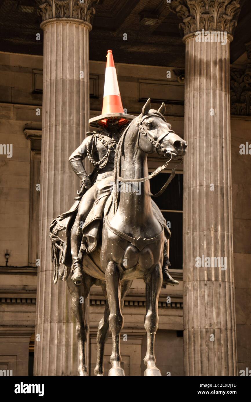 La statue du duc de Wellington de Marochetti se trouve à l'extérieur du musée d'art moderne de Glasgow, sur la place royale des échanges, avec des cônes de trafic ajoutés localement. Banque D'Images