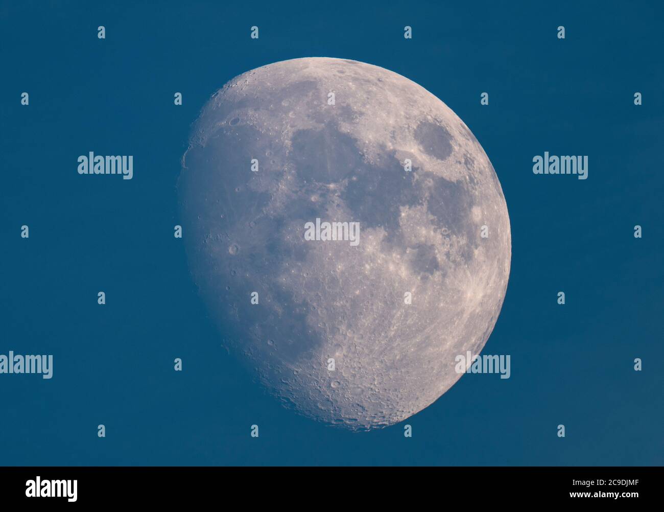 Londres, Royaume-Uni. 30 juillet 2020. Une lune Gibbous illuminée à 84 % au-dessus de Londres dans un ciel bleu et une atmosphère claire, photographiée à travers un télescope, montrant le détail des cratères sur le pôle lunaire sud. Crédit : Malcolm Park/Alay Live News Banque D'Images