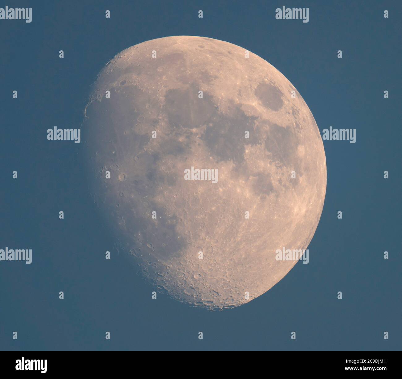 Londres, Royaume-Uni. 30 juillet 2020. Une lune Gibbous illuminée à 84 % au-dessus de Londres dans un ciel bleu et une atmosphère claire, photographiée à travers un télescope, montrant le détail des cratères sur le pôle lunaire sud. Crédit : Malcolm Park/Alay Live News Banque D'Images