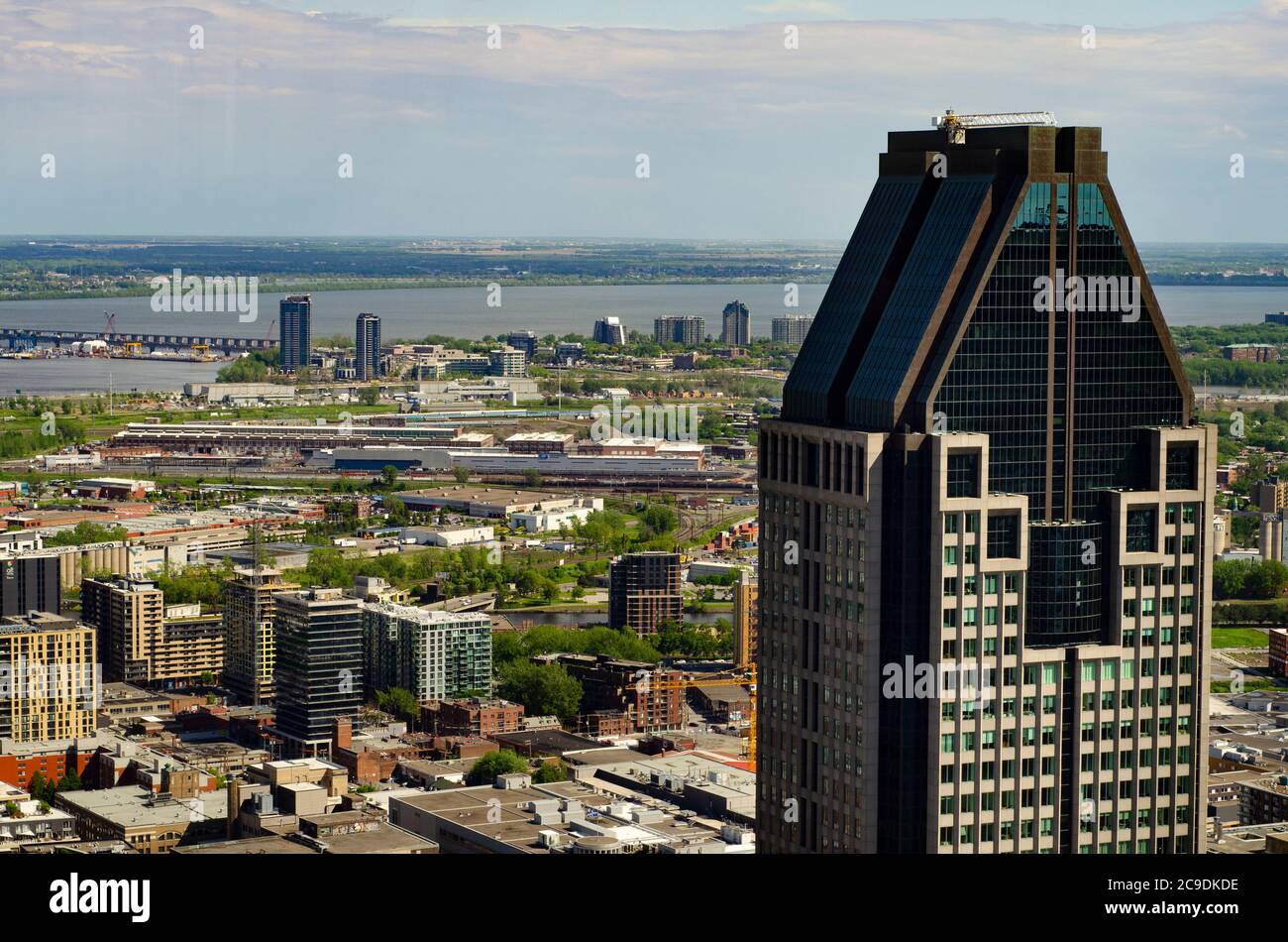 Une série de bâtiments connus et célèbres de la ville de Montréal, vus de la place ville Marie Banque D'Images