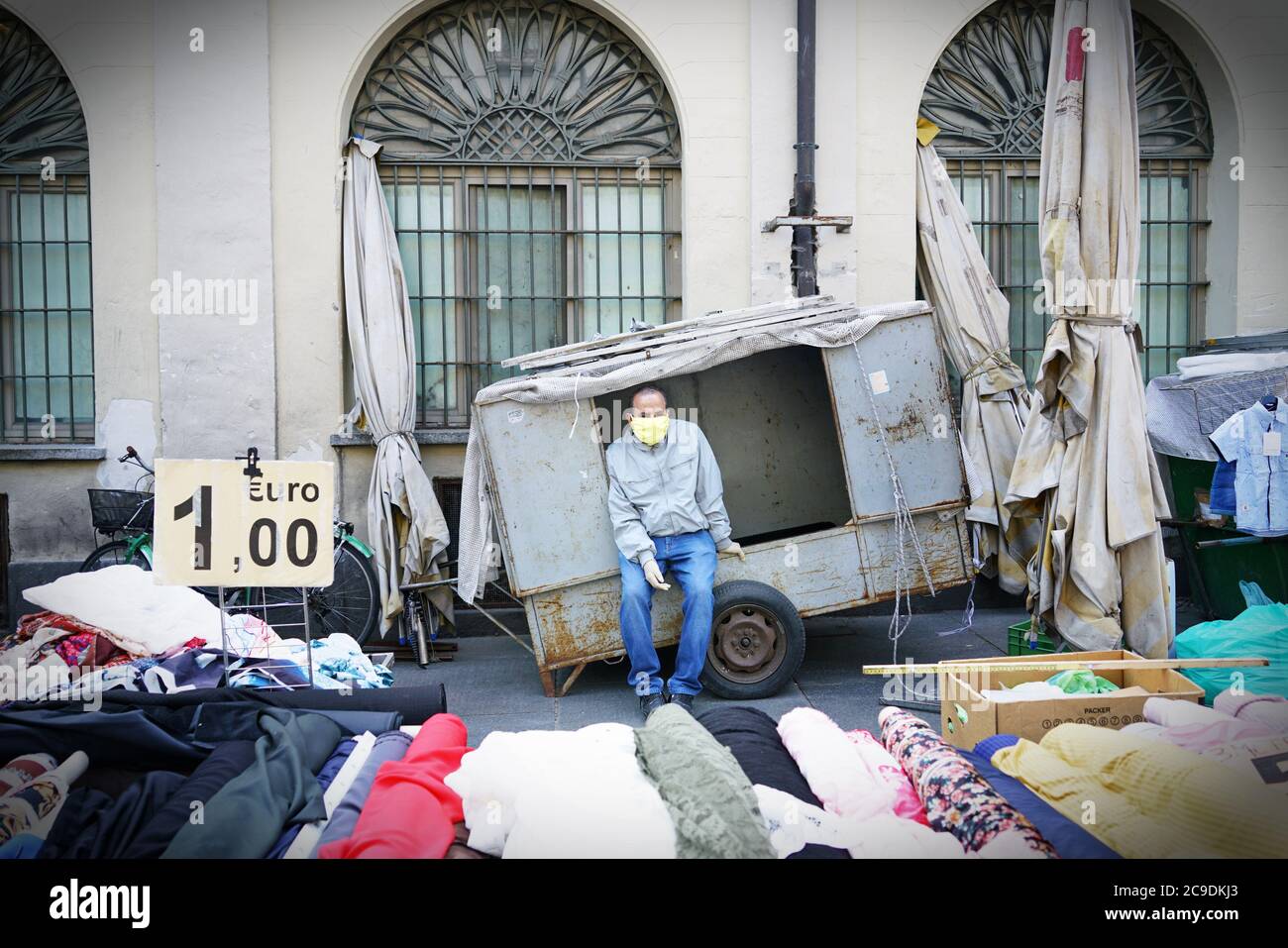 Un commerçant portant un masque Covid-19, au travail malgré la crise économique due au coronavirus . Turin, Italie - mai 2020 Banque D'Images