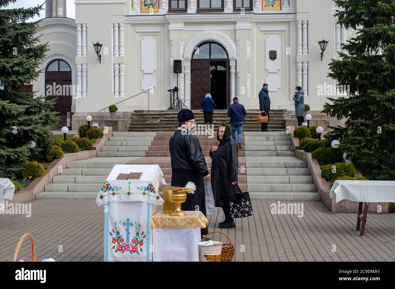 Brest, Bélarus - 18 avril 2020 : paroissiens masqués en relation avec le Covid-19 pour 2020 Pâques orthodoxes. Banque D'Images