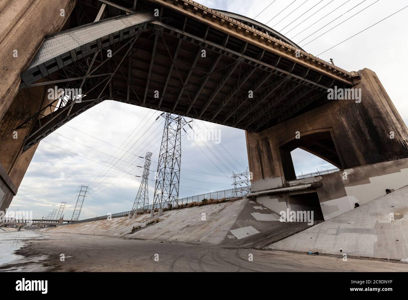 Sous le pont maintenant démoli de la 6e rue à la rivière Los Angeles près du centre-ville DE LA Californie. Banque D'Images