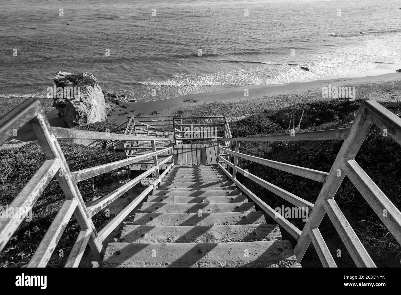 Vue en noir et blanc des escaliers de la plage El Matador près de Malibu Los Angeles County, Californie. Banque D'Images
