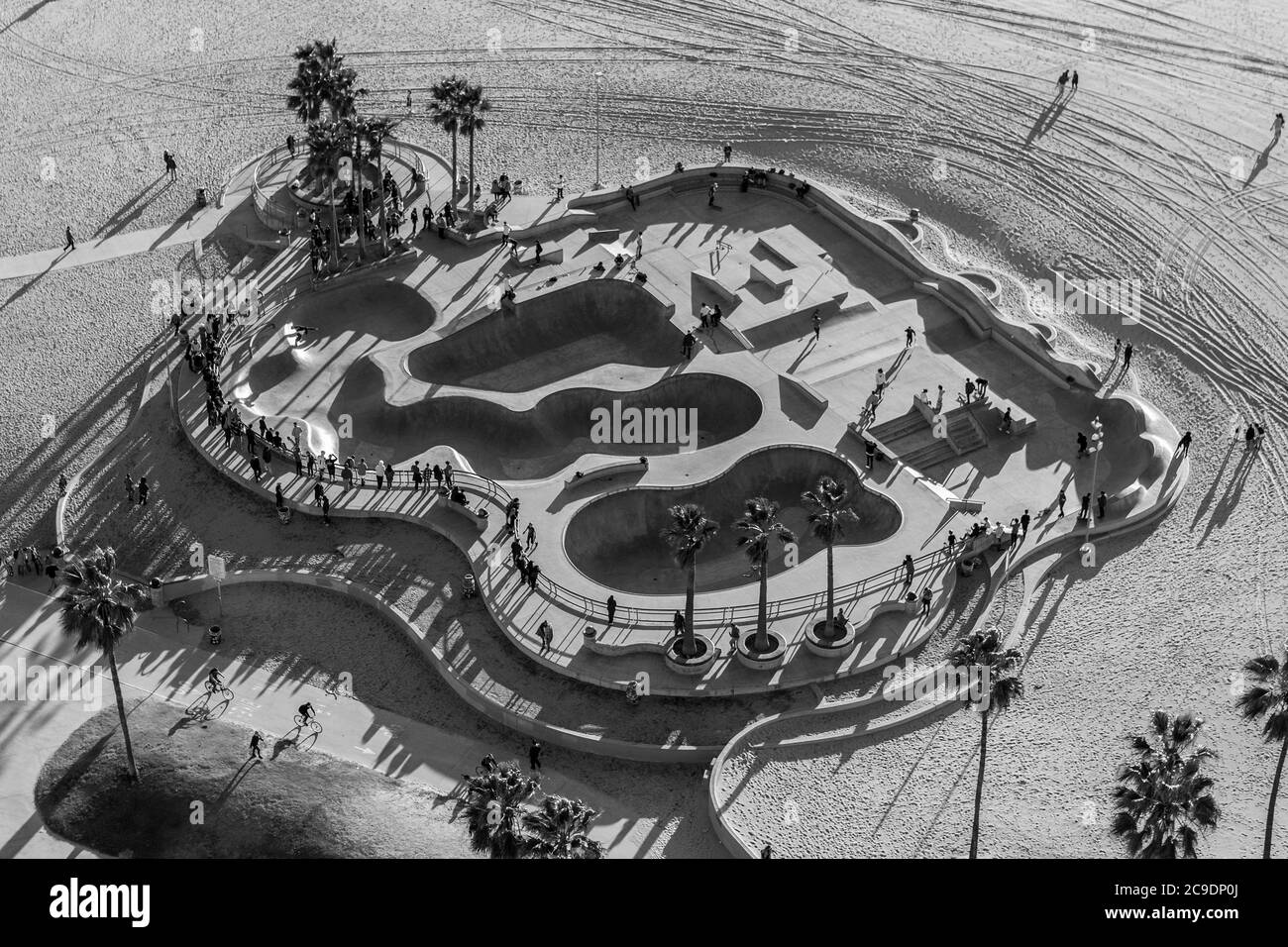 Vue aérienne en noir et blanc du célèbre parc de skateboard de Venice Beach à Los Angeles, Californie. Banque D'Images
