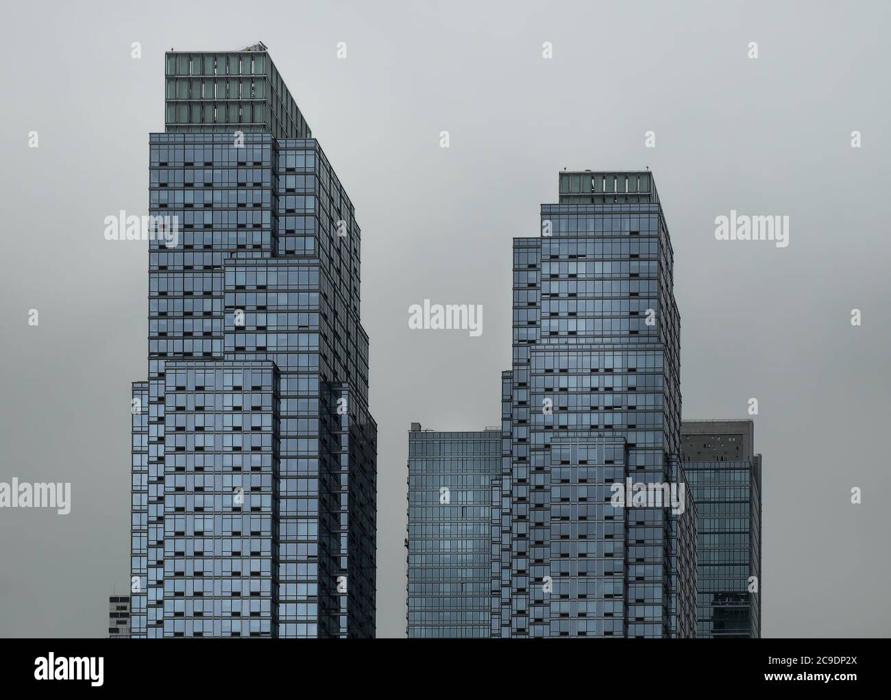 NYC, USA, mai 2019, vue sur la partie supérieure de deux gratte-ciel dans Hell's Kitchen Banque D'Images