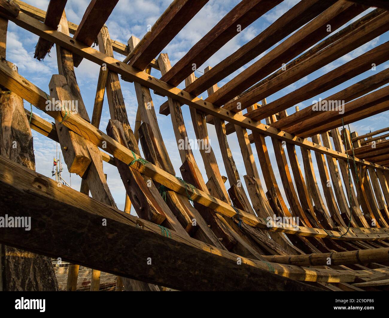 Bateaux en bois faits à la main en construction à Manta - Equateur. Banque D'Images