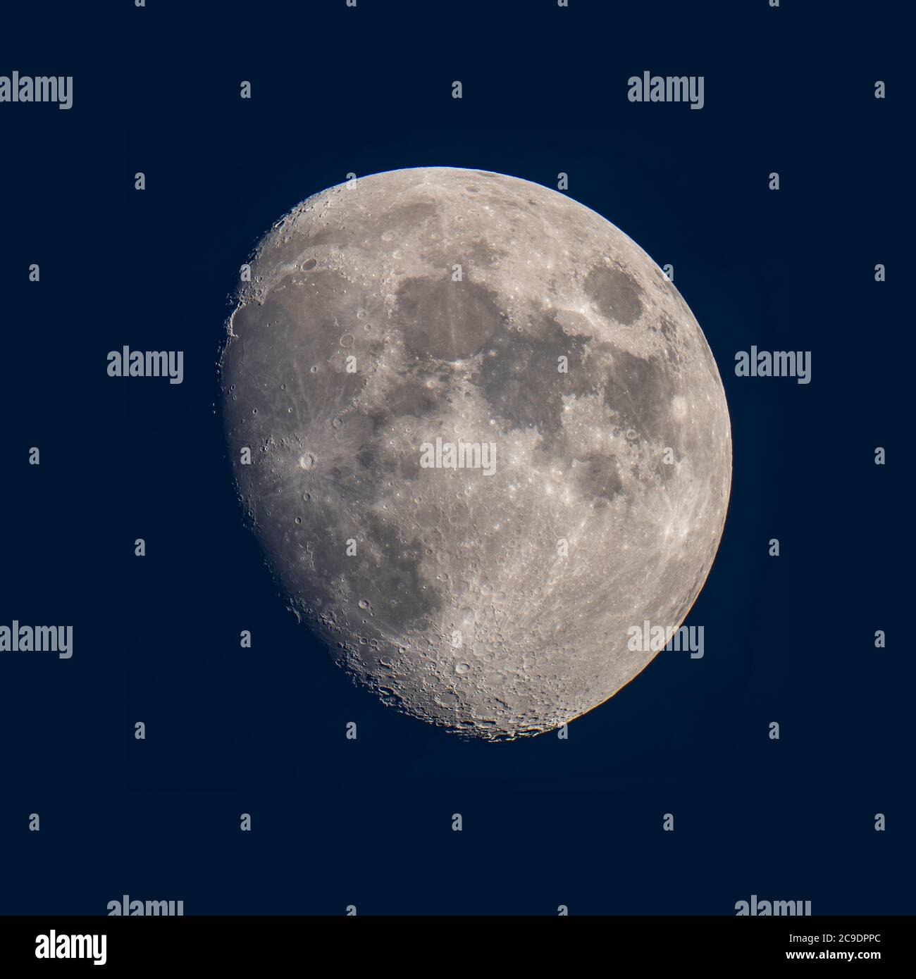 Londres, Royaume-Uni. 30 juillet 2020. Une lune Gibbous cirée à 84 % illuminée au-dessus de Londres dans un ciel nocturne et une atmosphère claire, photographiée à travers un télescope, montrant des détails de surface lunaire clairs. Crédit : Malcolm Park/Alay Live News Banque D'Images