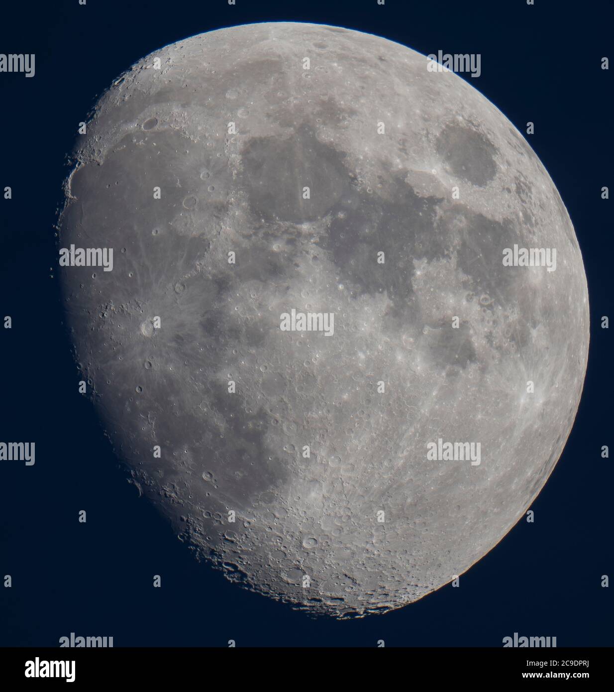 Londres, Royaume-Uni. 30 juillet 2020. Une lune Gibbous cirée à 84 % illuminée au-dessus de Londres dans un ciel nocturne et une atmosphère claire, photographiée à travers un télescope, montrant des détails de surface lunaire clairs. Crédit : Malcolm Park/Alay Live News Banque D'Images