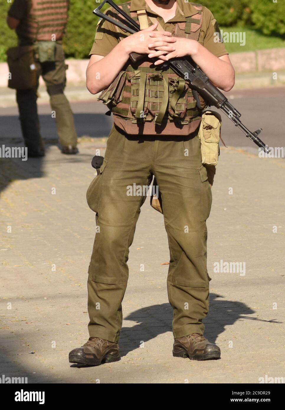 Soldat militaire avec arme. Forces armées, troupes, armée. Soldat avec fusil d'assaut Kalashnikov (AK-74) Banque D'Images