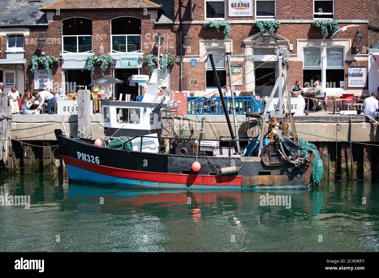 Un petit chalutier de pêche amarré le long du port, Weymouth, Dorset, Royaume-Uni, le 22 juillet 2020 Banque D'Images