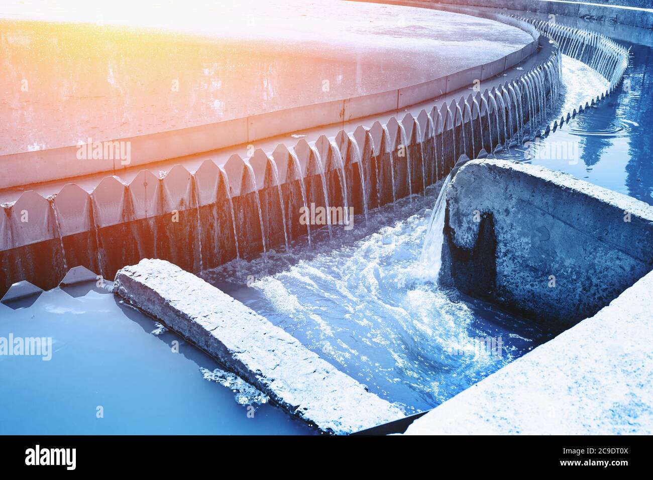 Usine de traitement des eaux usées.purification de l'eau. Nettoyage à l'eau de couleur bleue. Banque D'Images