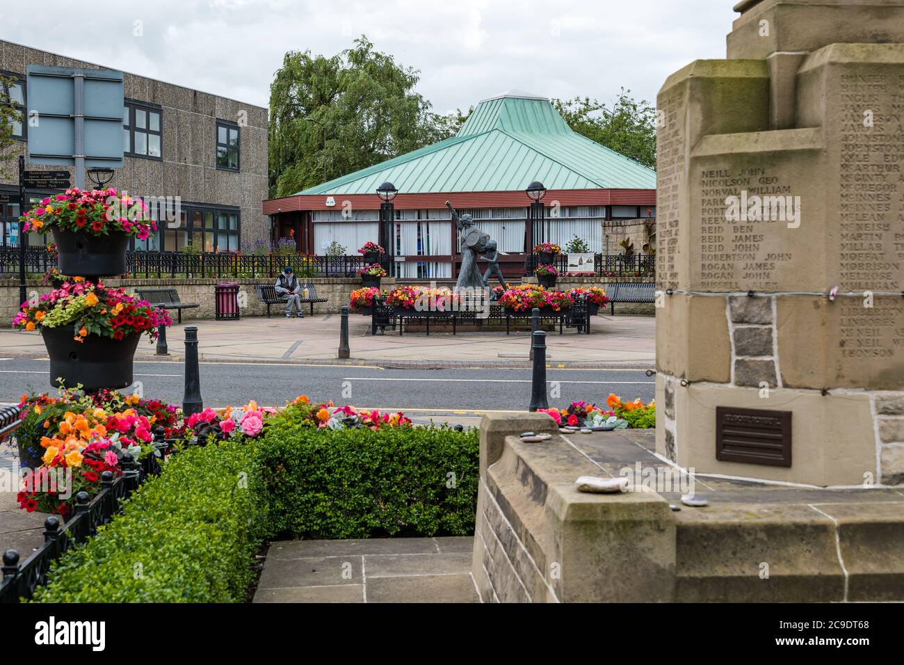Jackie Crookston Memorial et monument de la guerre mondiale, Tranent, East Lothian, Écosse, Royaume-Uni avec Keep Scotland belles fleurs Banque D'Images