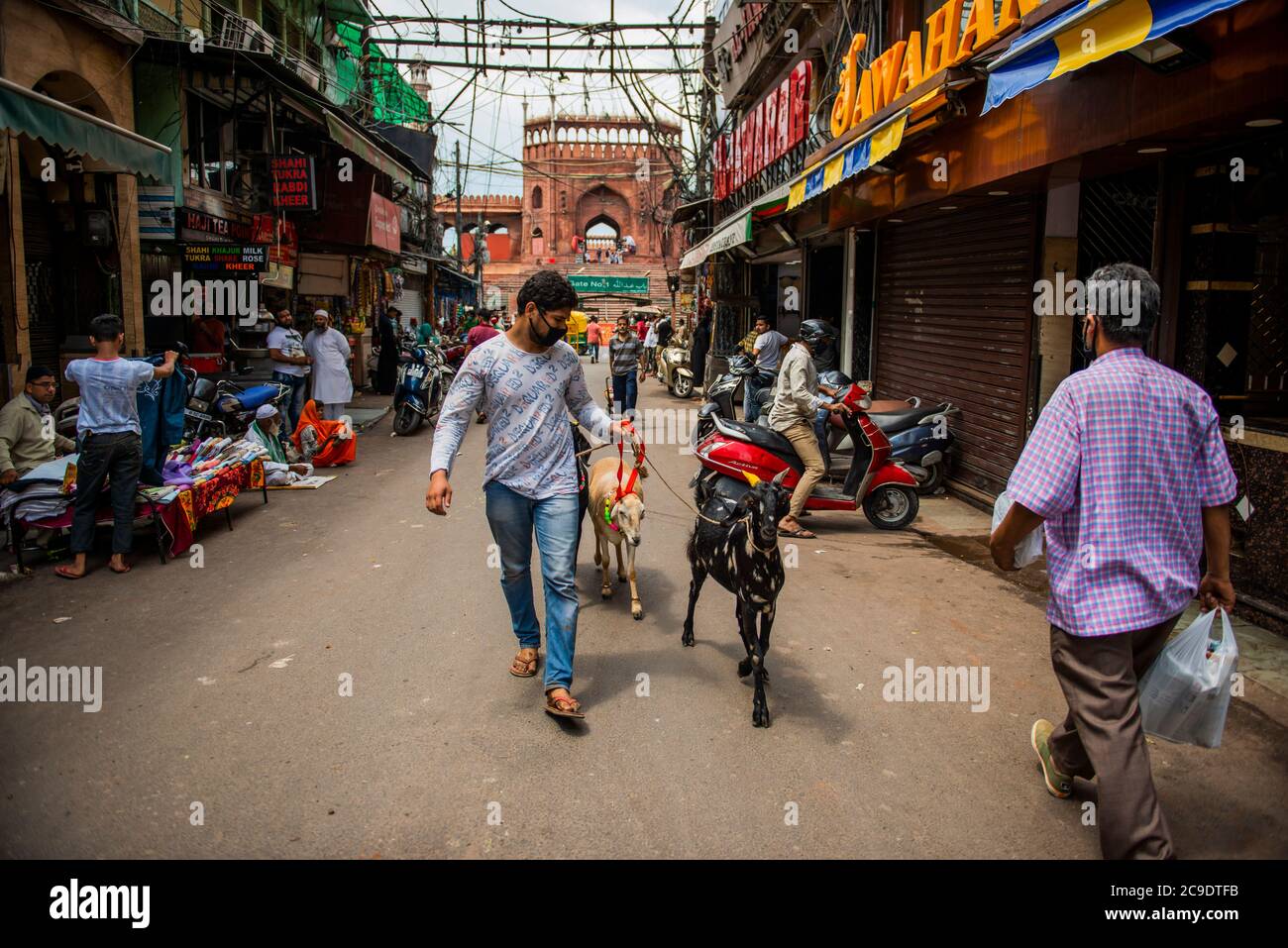 Un homme musulman rentre chez lui avec deux chèvres achetées pour le festival.Delhi se prépare pour Eid al-Adha pendant la période Covid-19 où l'économie indienne est en baisse en raison du confinement Jama Masjid prépare des marques de distanciation sociale à l'entrée du marché devant Eid al-Adha. Banque D'Images