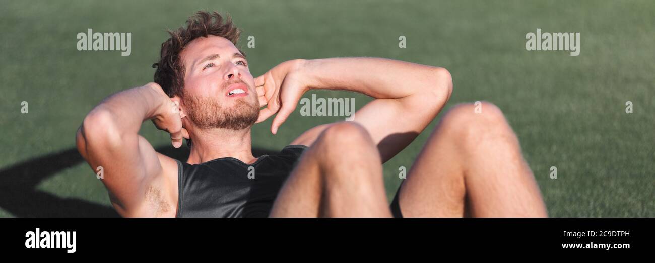 Faites de l'exercice à la salle de gym en faisant des croquons sur le tapis d'exercice. Exercices de poids corporel sur le plancher. Mode de vie sain et sportif. Homme faisant la perte de poids Banque D'Images