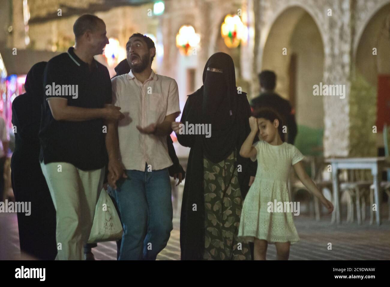 Famille musulmane à Souq Waqif, Doha, Qatar Banque D'Images