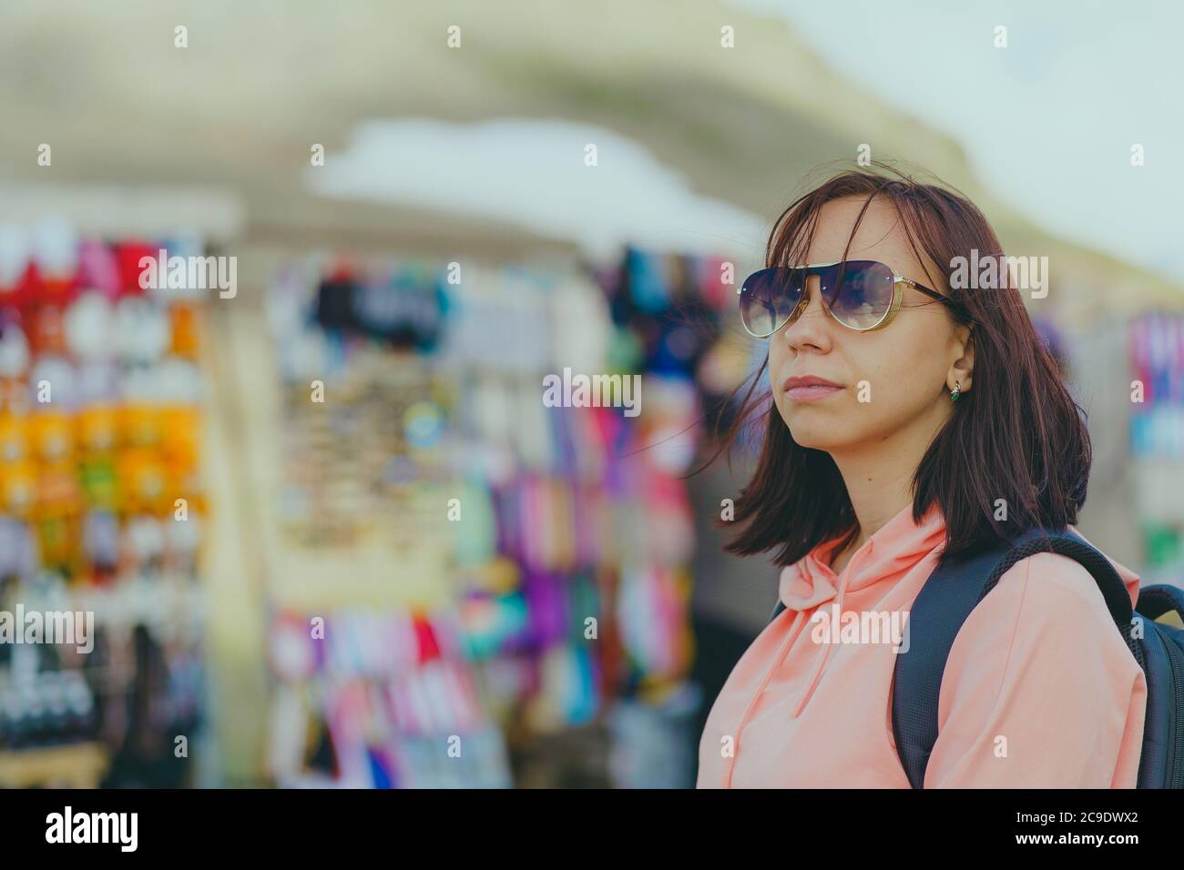 Femme voyageur sur le marché en terrain montagneux. Femme touriste considérant des souvenirs dans des stands de shopping. Banque D'Images