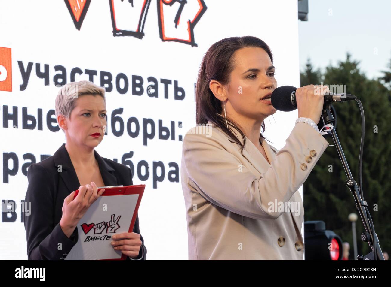 Minsk, Bélarus - 30 juillet 2020 : Svetlana Tikhanovskaya, la principale candidate de l'opposition pour les prochaines élections présidentielles en Biélorussie, prononce un discours lors de son rallye de campagne à Minsk. Banque D'Images