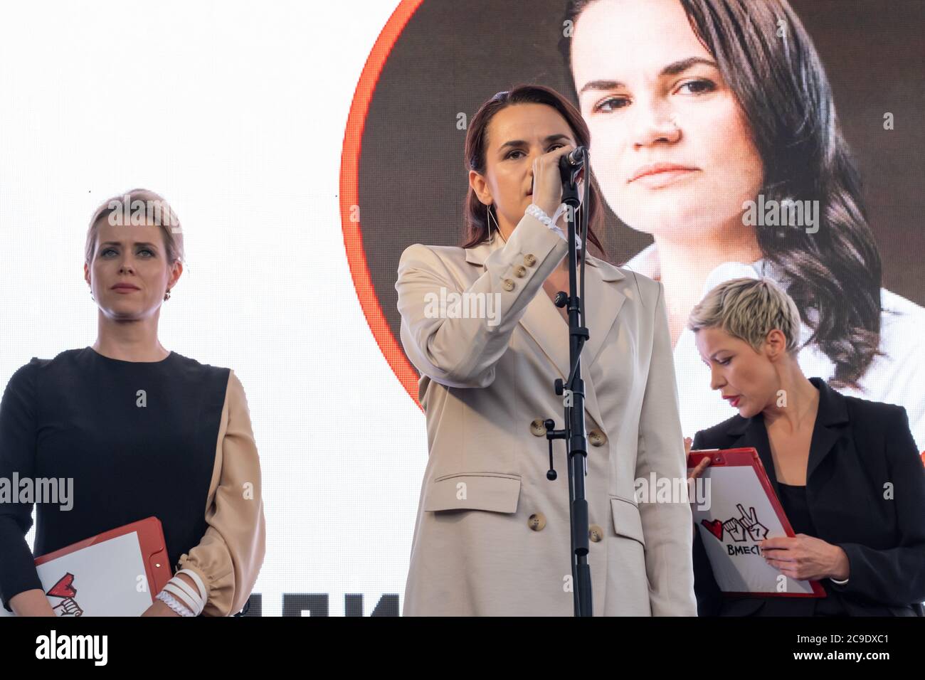 Minsk, Bélarus - 30 juillet 2020 : Svetlana Tikhanovskaya, la principale candidate de l'opposition pour les prochaines élections présidentielles en Biélorussie, prononce un discours lors de son rallye de campagne à Minsk. Banque D'Images