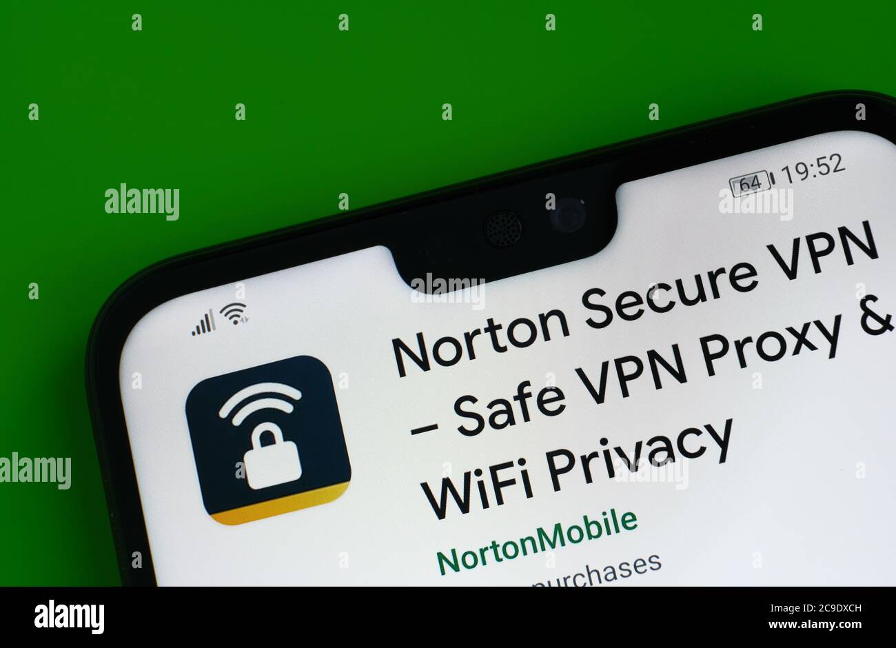 Stone / Royaume-Uni - juillet 30 2020: Application Norton Secure VPN vue au coin du téléphone mobile. Banque D'Images