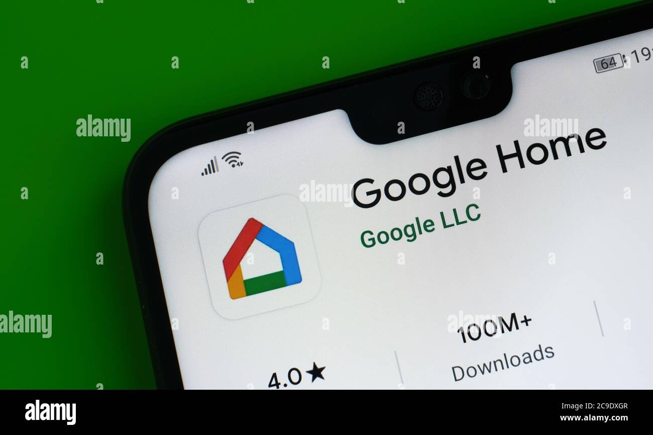 Stone / Royaume-Uni - juillet 30 2020: Google Home application vu sur le coin du téléphone mobile. Banque D'Images