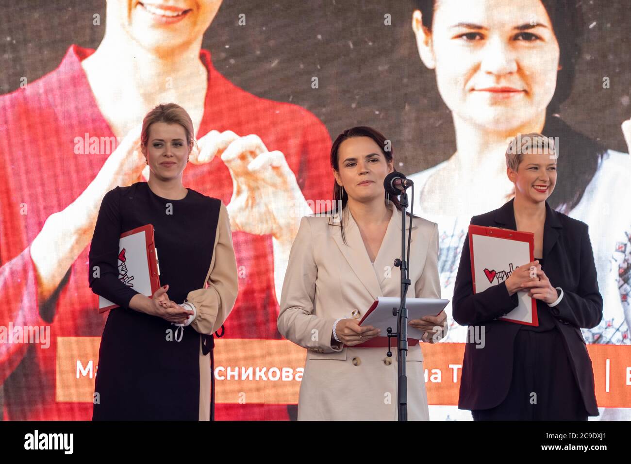 Minsk, Bélarus - 30 juillet 2020 : Svetlana Tikhanovskaya, la principale candidate de l'opposition pour les prochaines élections présidentielles en Biélorussie, prononce un discours lors de son rallye de campagne à Minsk. Banque D'Images