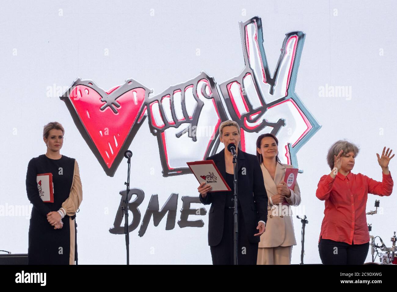 Minsk, Bélarus - 30 juillet 2020 : Maria Kolesnikova prononce un discours à l'occasion du rassemblement de Svetlana Tikhanovskaya (la principale candidate de l'opposition aux prochaines élections présidentielles en Biélorussie) à Minsk. Banque D'Images
