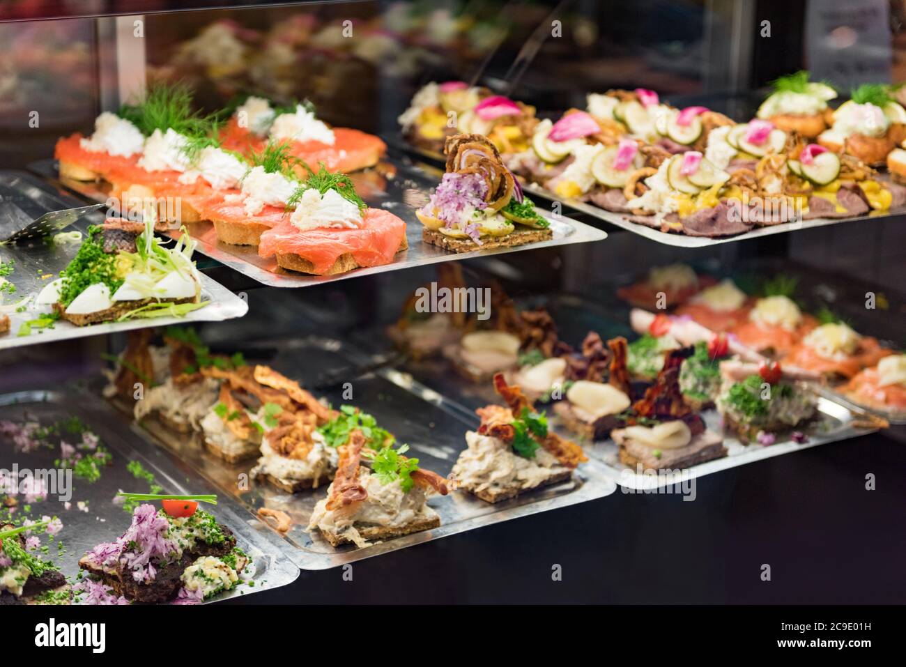 Sandwich traditionnel à l'ouverture au sorrebrod danois au magasin de Copenhague. De nombreux sandwichs sont exposés avec des fruits de mer et de la viande, ainsi que du saumon fumé. Banque D'Images