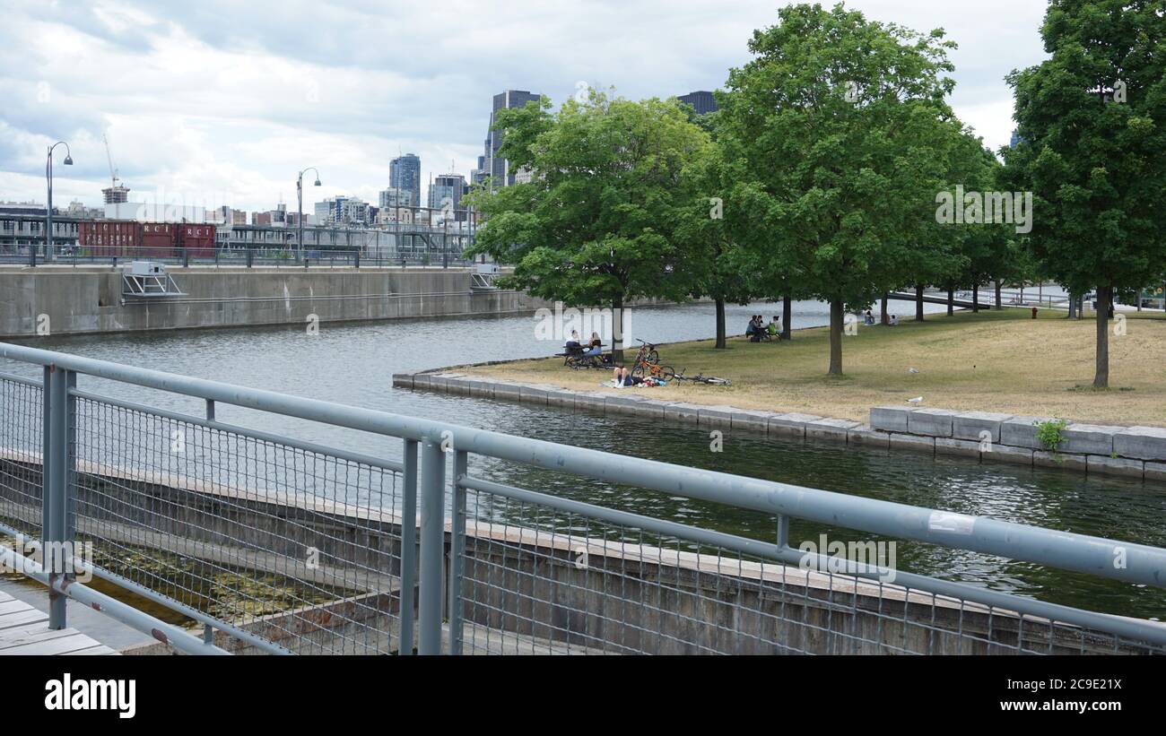 Montréal, QC/ Canada - 6/25/2020: Vieux port - les gens apprécient leur temps après la facilité du confinement du coronavirus Banque D'Images