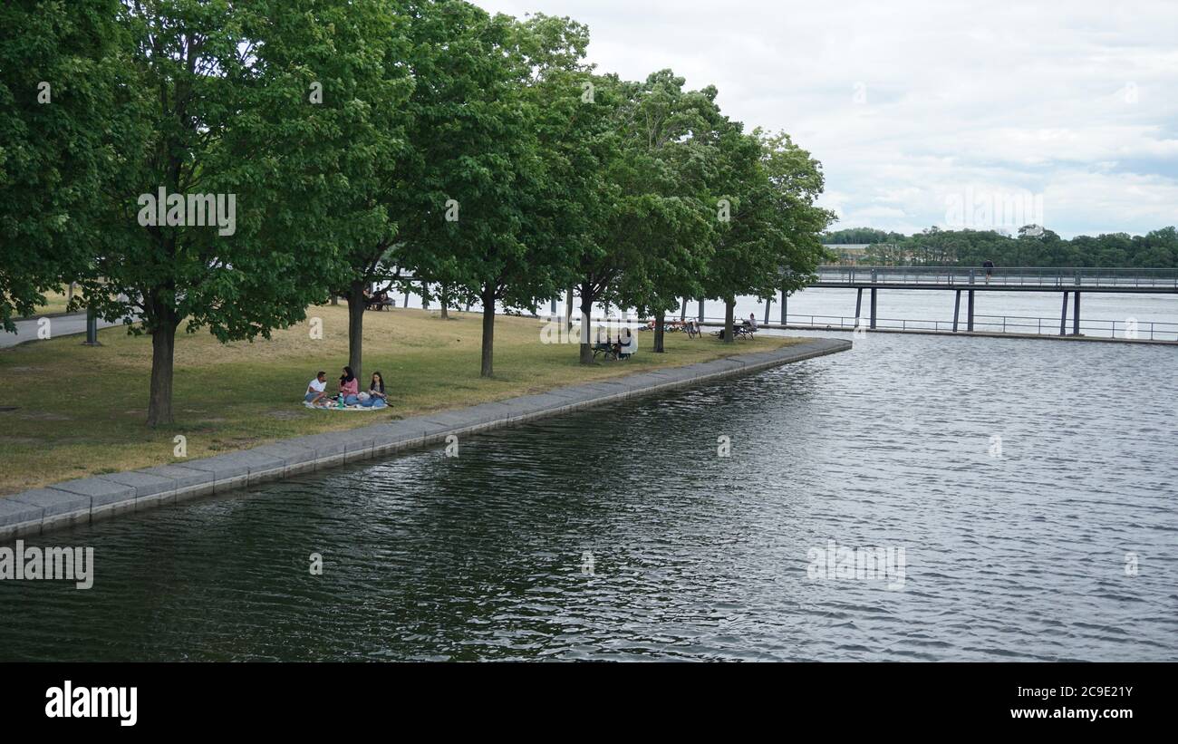 Montréal, QC/ Canada - 6/25/2020: Vieux port - les gens apprécient leur temps après la facilité du confinement du coronavirus Banque D'Images