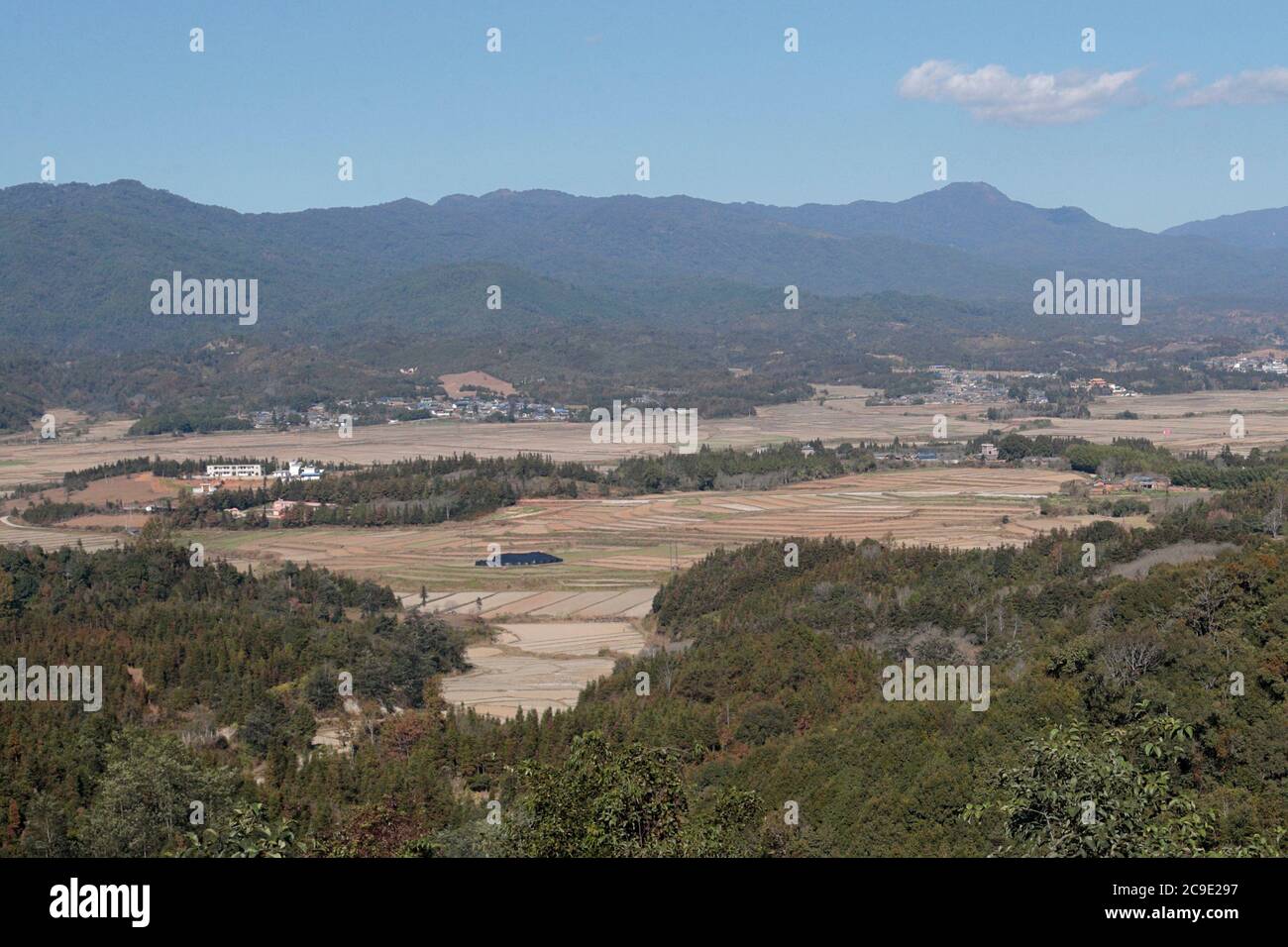 Rizières sèches entourées de collines à croissance secondaire, préfecture de Deyang, sud-ouest du Yunnan, Chine 24 décembre 2018 Banque D'Images