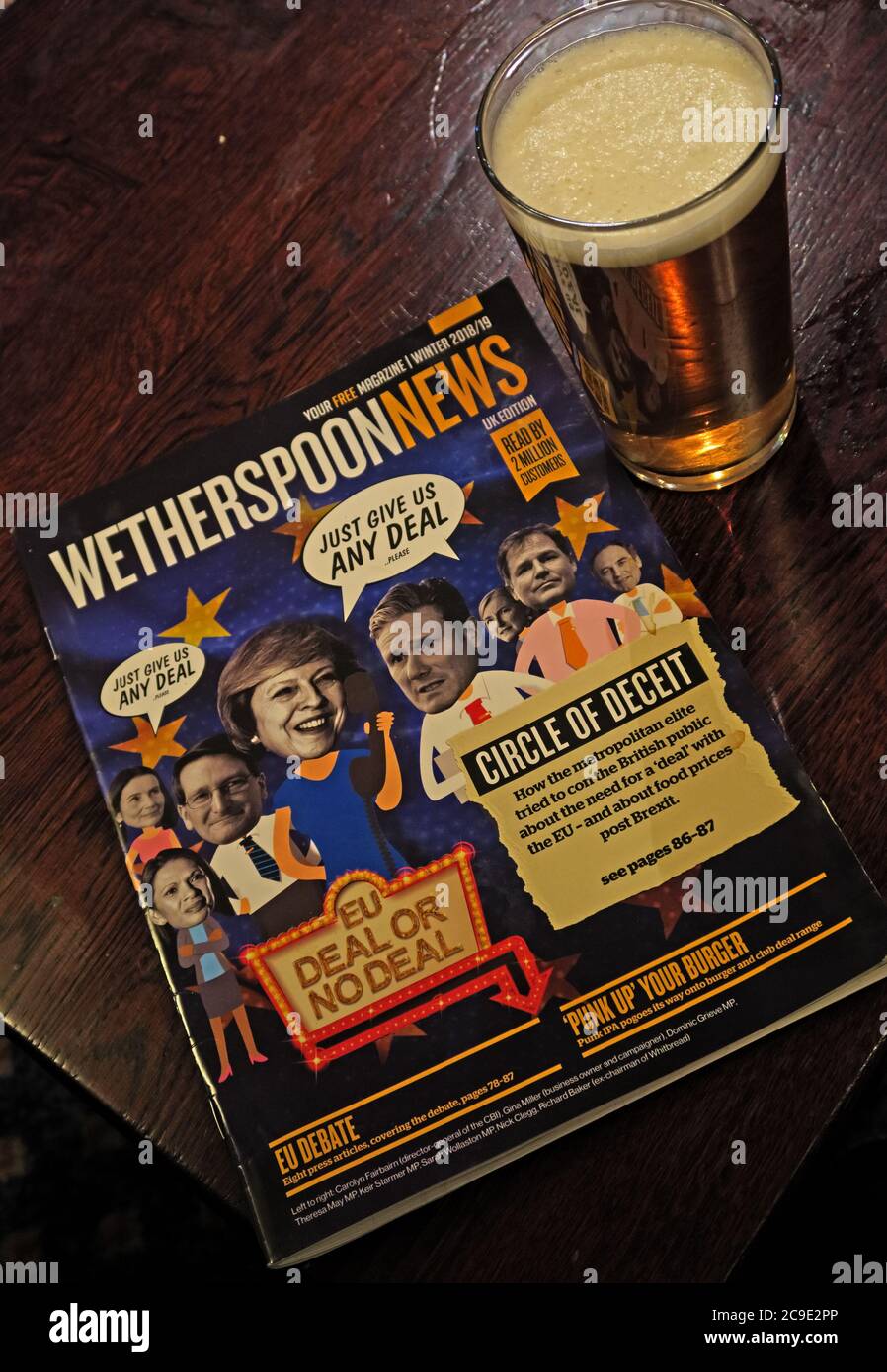 WetherspoonNews Magazine et une pinte d'amer, dans un pub de Wetherspoon, soutenant Brexit Banque D'Images