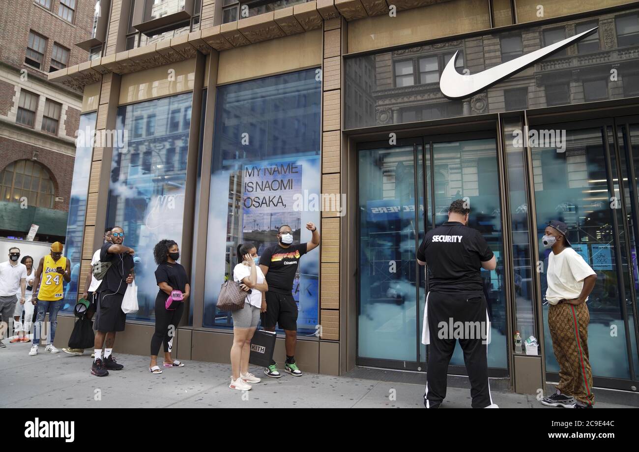 Nike store new york Banque de photographies et d images a haute resolution Alamy