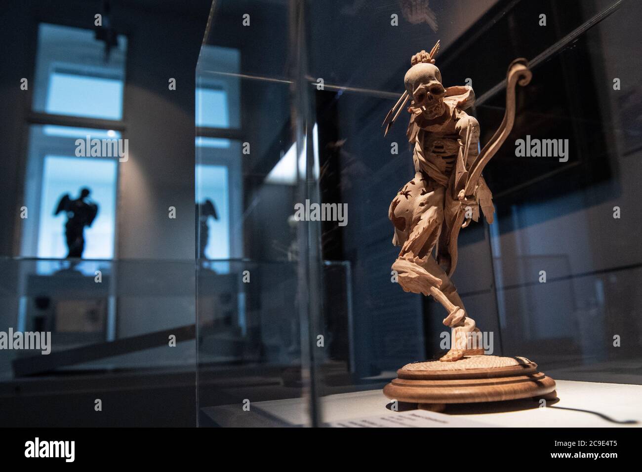 Kassel, Allemagne. 24 juillet 2020. L'objet 'Transi-statuette' dans le musée d'histoire culturelle de la culture sépulchrale. Ouvert en 1992, le musée spécial est consacré aux thèmes de la mort, de la mort, de l'enterrement, du deuil et de la commémoration. Credit: Swen Pförtner/dpa/Alay Live News Banque D'Images