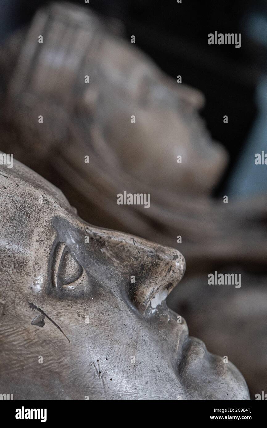 Kassel, Allemagne. 24 juillet 2020. Les figures des morts se trouvent au Musée d'Histoire culturelle de la Culture sépulchrale. Ouvert en 1992, le musée spécial est consacré aux thèmes de la mort, de la mort, de l'enterrement, du deuil et de la commémoration. Credit: Swen Pförtner/dpa/Alay Live News Banque D'Images