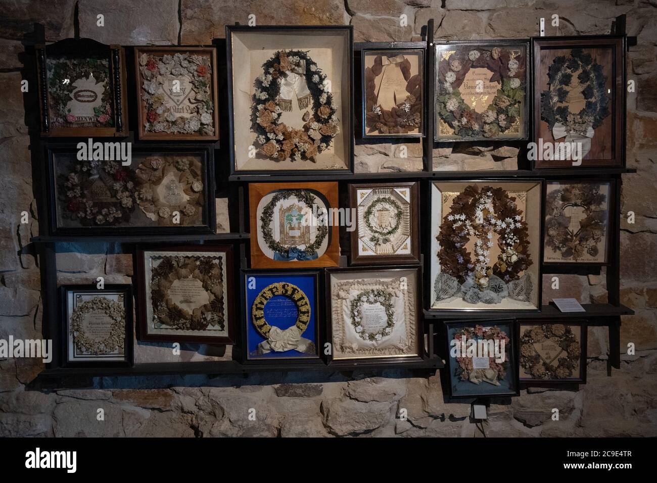 Kassel, Allemagne. 24 juillet 2020. 'Plusieurs boîtes de couronnes' au Musée d'Histoire culturelle de la culture sépulchrale. Ouvert en 1992, le musée spécial est consacré aux thèmes de la mort, de la mort, de l'enterrement, du deuil et de la commémoration. Credit: Swen Pförtner/dpa/Alay Live News Banque D'Images