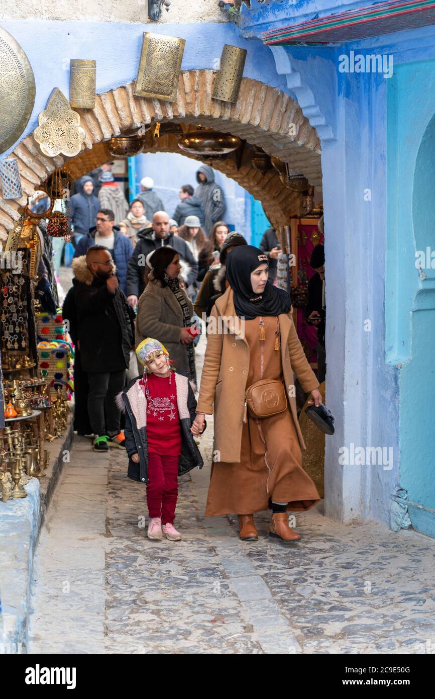 Les bâtiments de couleur bleue prédominent dans la ville de Chefchaouen, au Maroc, dans les montagnes de Rif Banque D'Images