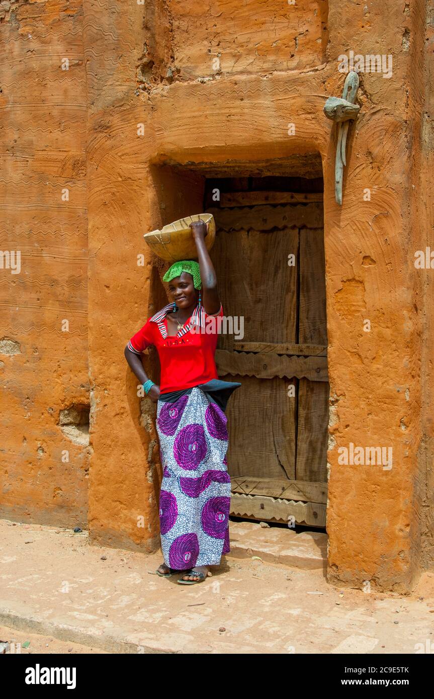 Une adolescente porte un calabash sur sa tête (utilisé pour transporter des marchandises) dans le village de Segoukoro (tribu Bambara) près de la ville de Segou dans le centre du Mali Banque D'Images