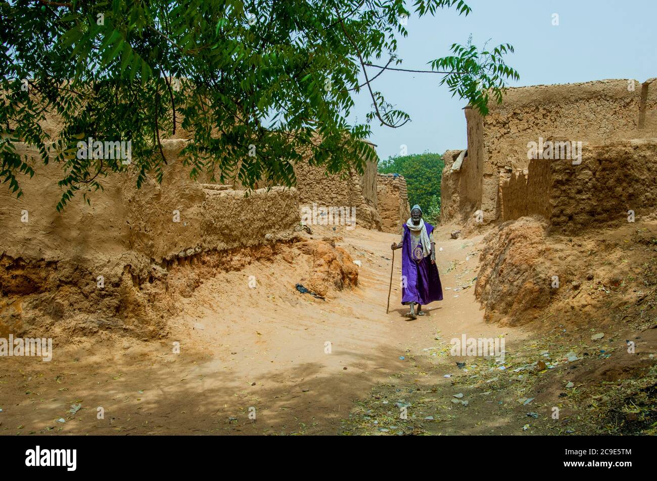 Un vieil homme marche dans le village de Segoukoro (tribu Bambara) près de la ville de Segou, dans le centre du Mali, en Afrique de l'Ouest. Banque D'Images