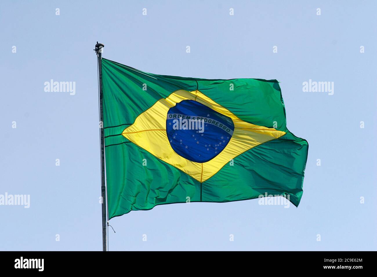 drapeau brésilien avec un ciel bleu. Brésil Banque D'Images