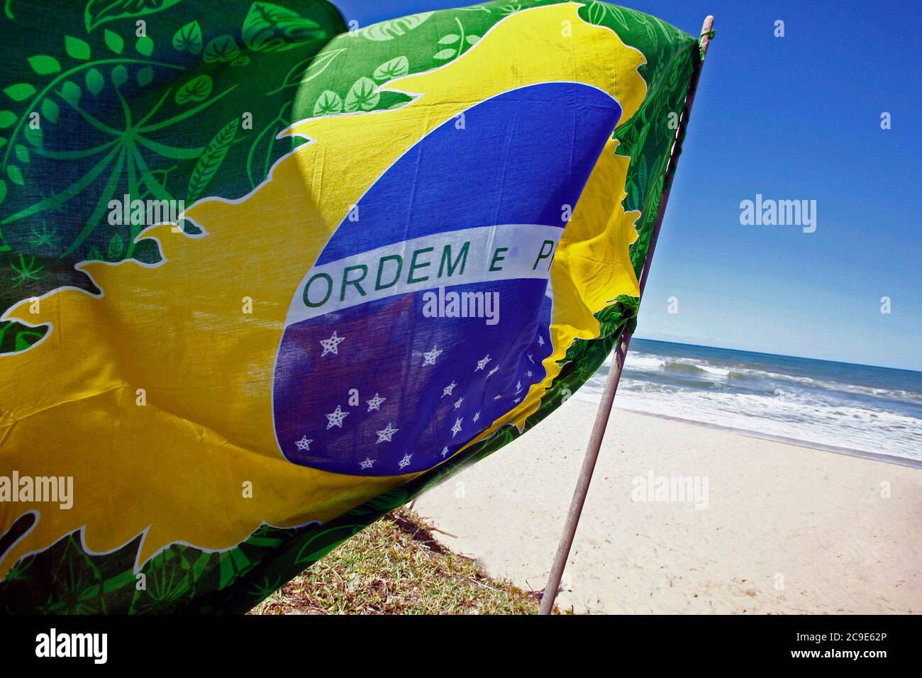 drapeau brésilien stylisé le jour ensoleillé sur la plage. Bahia Brésil Banque D'Images