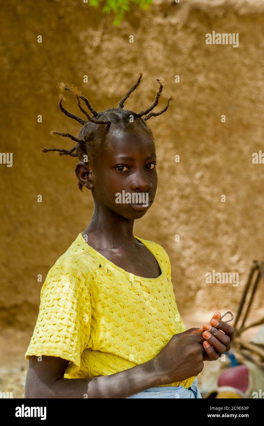 Portrait d'une adolescente avec une coiffure intéressante dans le village de Segoukoro (tribu Bambara) près de la ville de Segou dans le centre du Mali, Afrique de l'Ouest. Banque D'Images