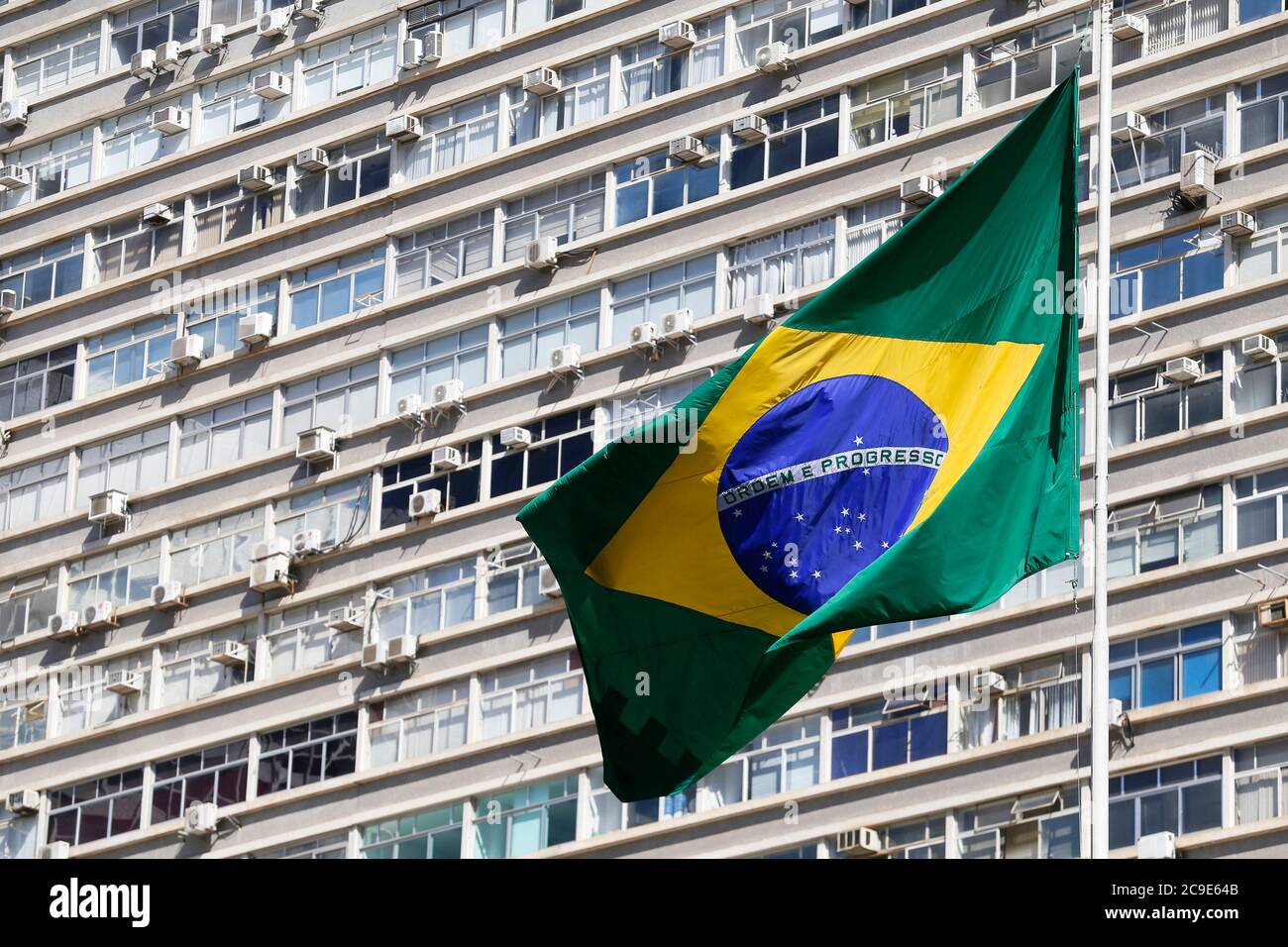 drapeau brésilien avec bâtiment en arrière-plan. Sao Paulo, Brésil Banque D'Images