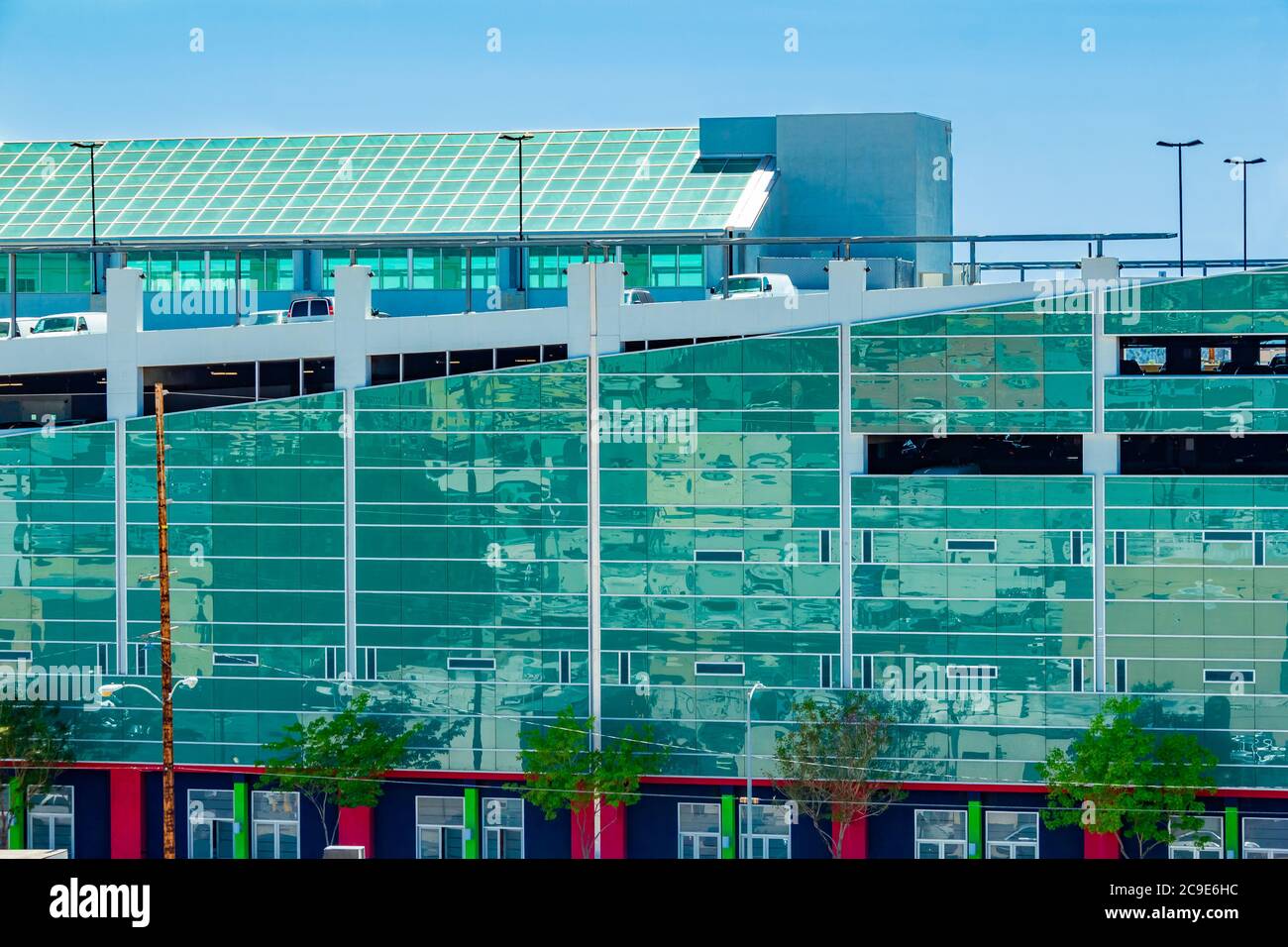 L'architecture de Los Angeles est même magnifique pour ses garages de stationnement. Les côtés en miroir reflètent les environs du quartier du centre-ville. Banque D'Images